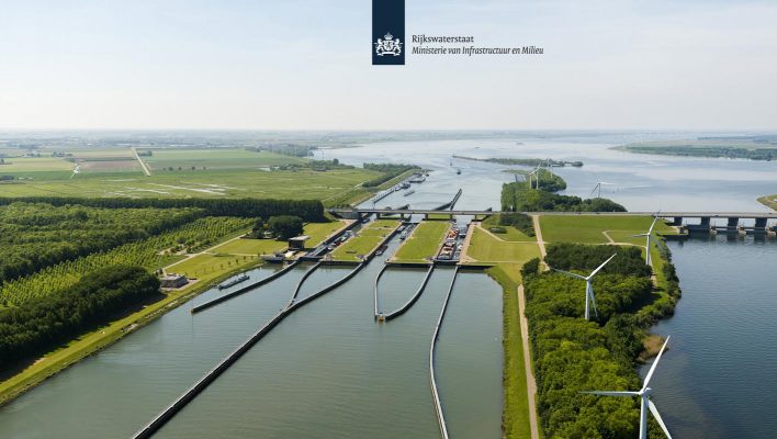 Noorderhaven Volkeraksluis met schepen.